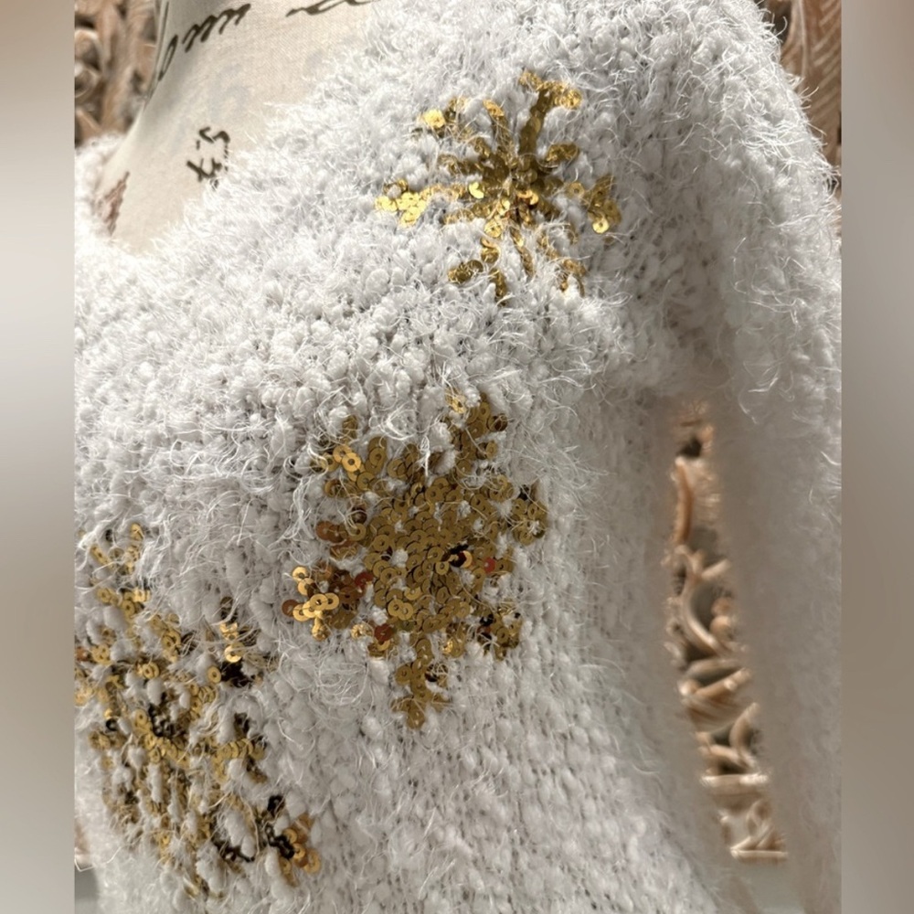 Holiday Time White w/ Gold Stars Long Sleeve Sweater- size M - Picture 7 of 8